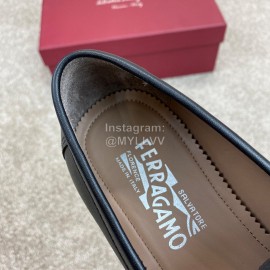 Ferragamo Classic Calf Leather Gancini Buckle Business Loafers For Men Black