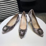 Manolo Blahnik Elegant Diamond Buckle Velvet Shoes For Women Gray