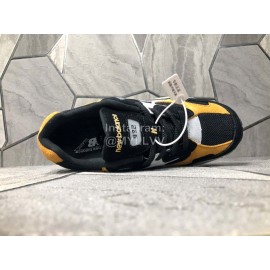 New Balance Mesh Sportshoes For Men And Women Brown